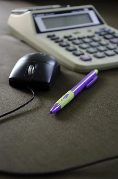 Caneta e rato de computador . — Fotografia de Stock