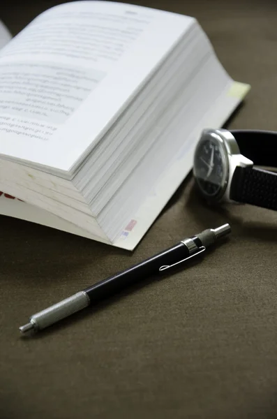 Leer y escribir notas sobre el libro . — Foto de Stock