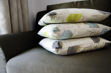 yığılmış yastık.