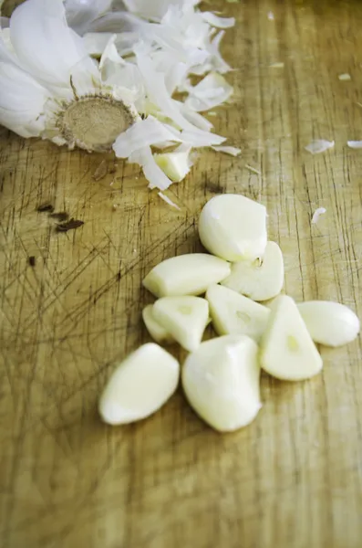 Garlic on a cutting board. — Stock Photo, Image