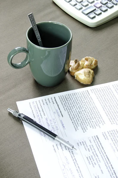 Kaffe och dokument. — Stockfoto