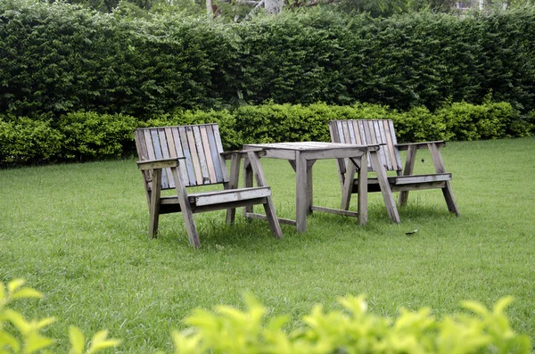 Stuhl im Garten. — Stockfoto