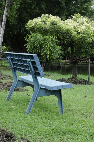 Židle na zahradě. — Stock fotografie