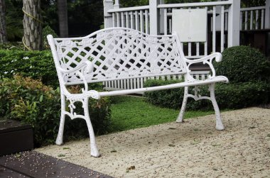 Bahçedeki sandalye..