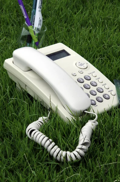 Telefoon in het veld. — Stockfoto