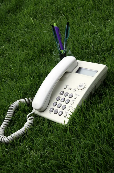 Telefon auf dem Feld. — Stockfoto