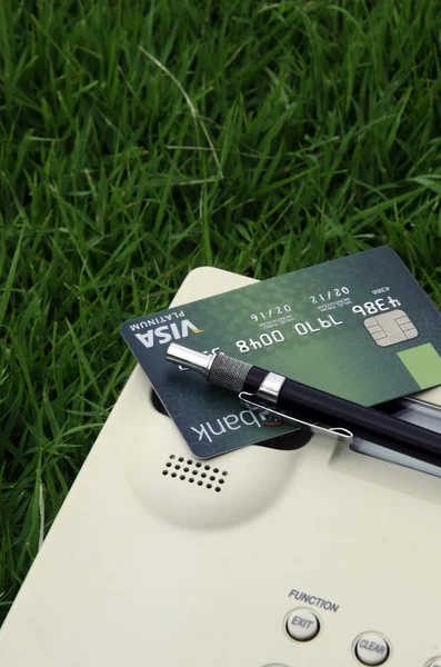 Karty kredytowe i telefon. — Zdjęcie stockowe
