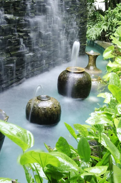 Cascate d'acqua giardino . — Foto Stock