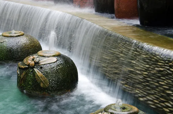 庭の水の滝. — ストック写真
