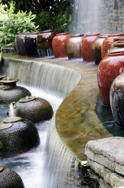 Cascate d'acqua giardino . — Foto Stock
