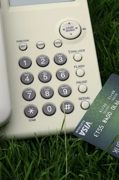 Kredi kartı ve telefon. — Stok fotoğraf