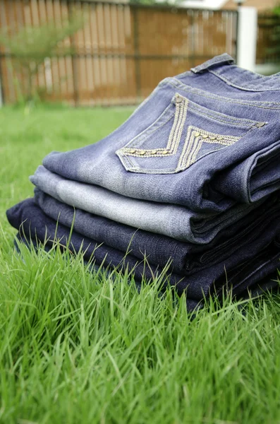 Jeans gazon. — Stockfoto