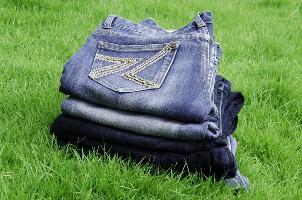 Jeans gazon. — Stockfoto