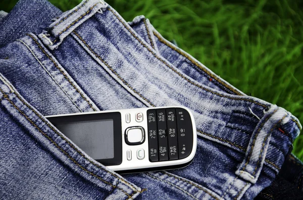 Telefon och jeans. — Stockfoto