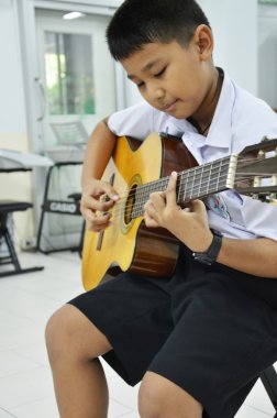 Gitar çal..
