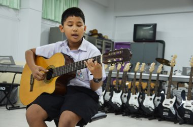 Gitar çal..