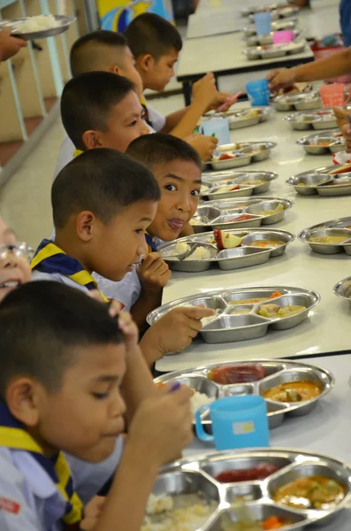 Οι μαθητές της Ταϊλάνδης τρώνε — Φωτογραφία Αρχείου