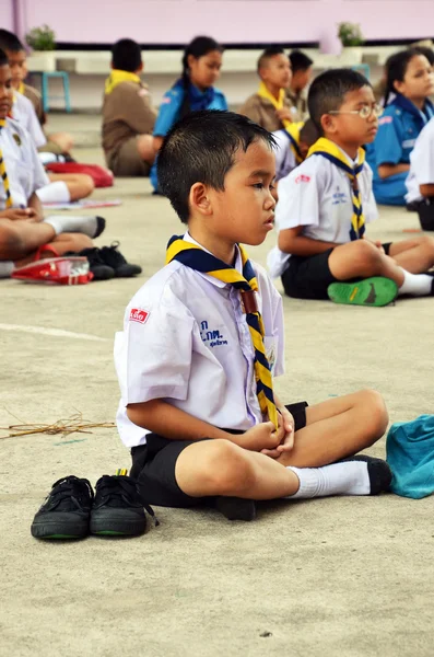 Estudiantes meditan . — Foto de Stock