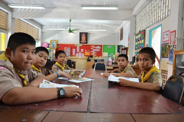 Students read a book. — Stock Photo, Image