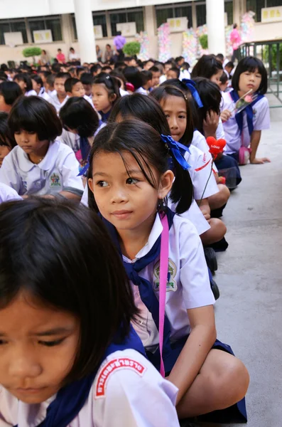 Children sit in line — Stock Photo, Image