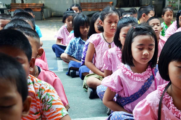 Gli studenti meditano . — Foto Stock