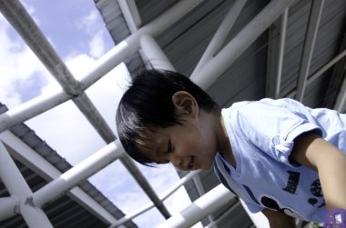 çocuklar aynı çatı altında.