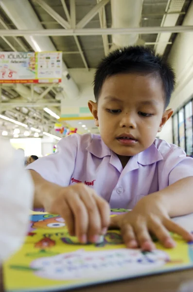 Enfants lisant un livre — Photo