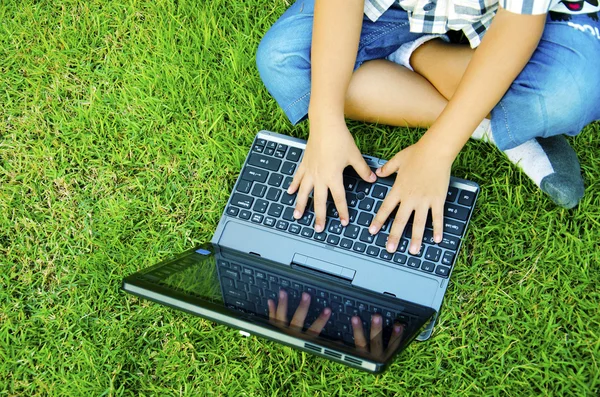 Los niños están usando el cuaderno — Foto de Stock