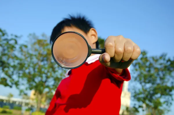 Enfant avec une loupe — Photo