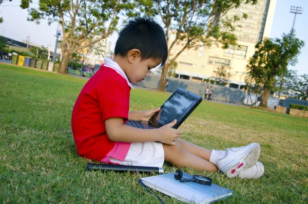 Παιδί με φορητούς υπολογιστές — Φωτογραφία Αρχείου