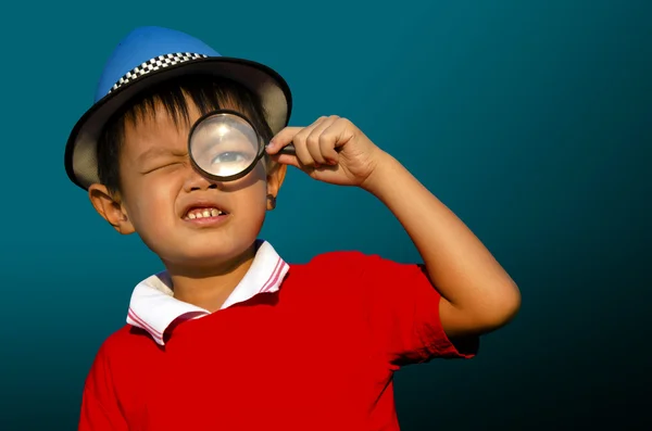 Niño con lupa — Foto de Stock