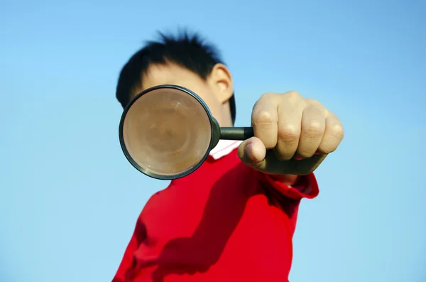 Enfant avec une loupe — Photo