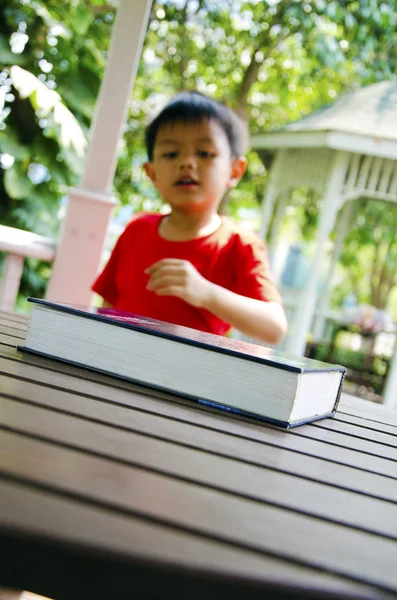 Boeken op tafel — Stockfoto