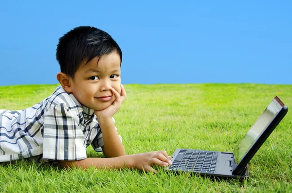 Kinder nutzen das Notizbuch — Stockfoto