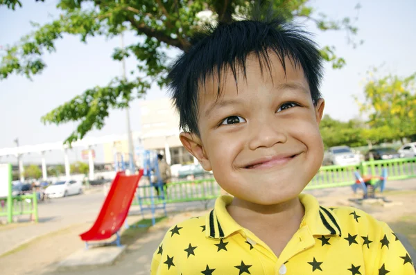 Crianças no parque infantil — Fotografia de Stock