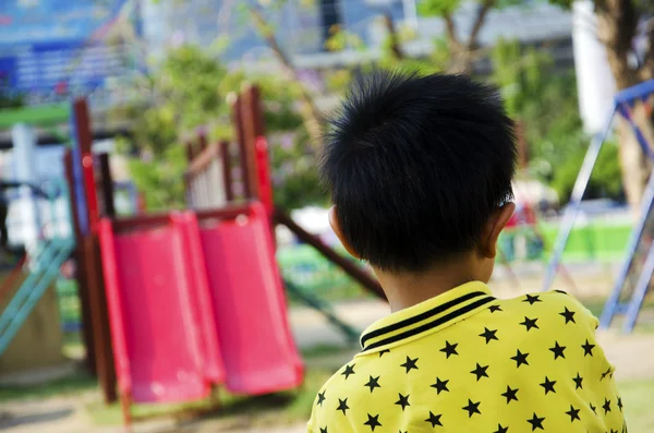 Crianças no parque infantil — Fotografia de Stock