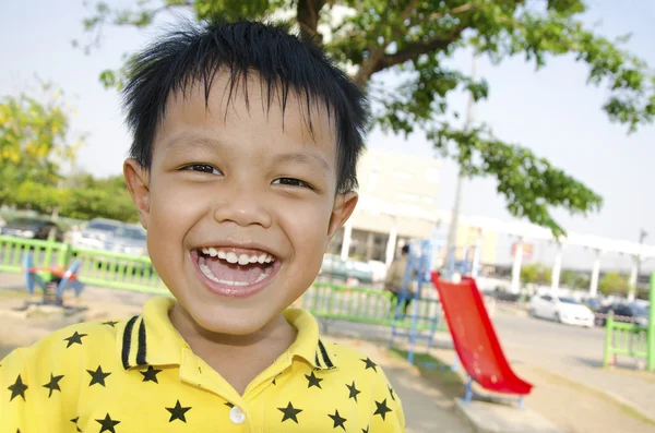 Niños en el patio — Foto de Stock