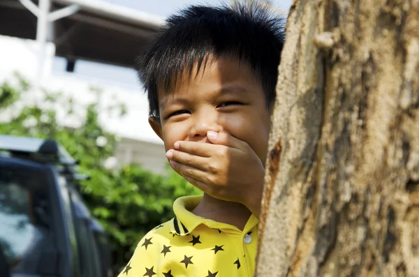 Niños detrás de los árboles — Foto de Stock