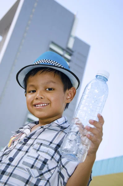 Kind hält Wasserflasche in der Hand — Stockfoto