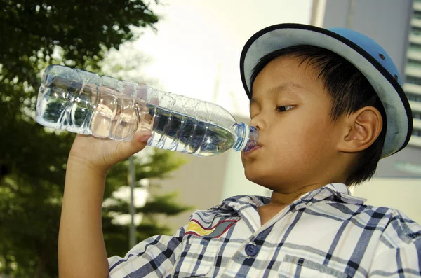 Child holding a water bottle — Stock Photo, Image