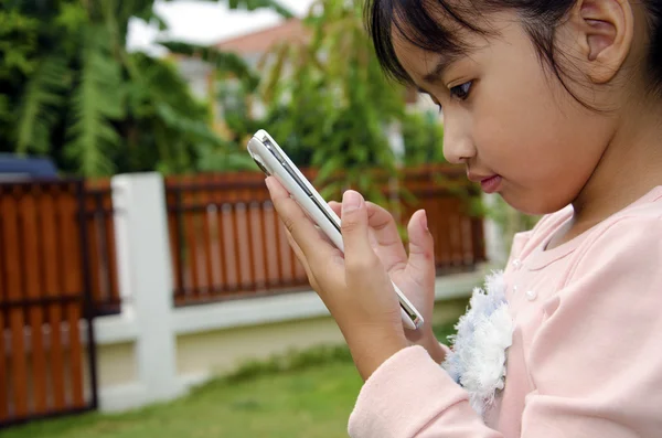 Niños jugando teléfono — Foto de Stock