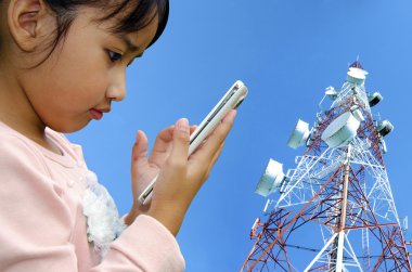 Cep telefonu olan çocuk