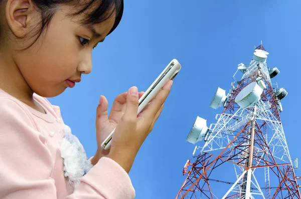 Criança com telefone celular — Fotografia de Stock