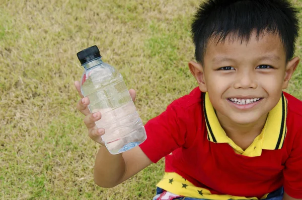 Fles water in de hand — Stockfoto