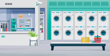 Çamaşır makinesi çalışıyor ve çamaşırlar çamaşırhanedeki çamaşır sepetinde..