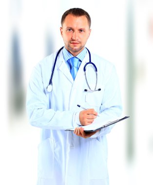 Beyaz önlük ve kollarını çapraz stetoskop doktor portresi