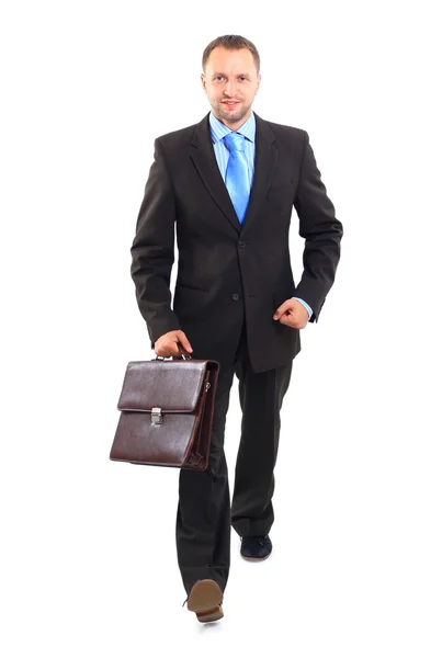 Retrato de un joven empresario feliz llevando una maleta sobre fondo blanco — Foto de Stock