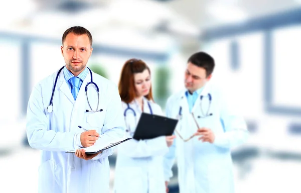 Porträtt läkare leende med kollega i bakgrunden — Stockfoto