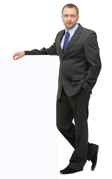 Retrato de feliz joven hombre de negocios sonriente mostrando letrero en blanco, aislado sobre fondo blanco — Foto de Stock