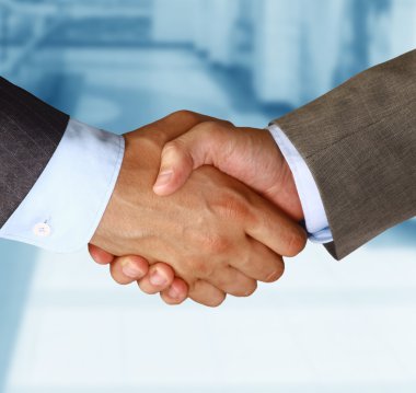 İki işadamı el sıkışıyor